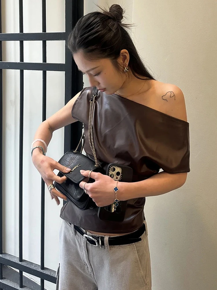 

Sisterlinda футболки из искусственной кожи со рюшами, женские летние трендовые футболки с косым воротником и открытыми плечами, популярная уличная одежда в диком стиле для девочек