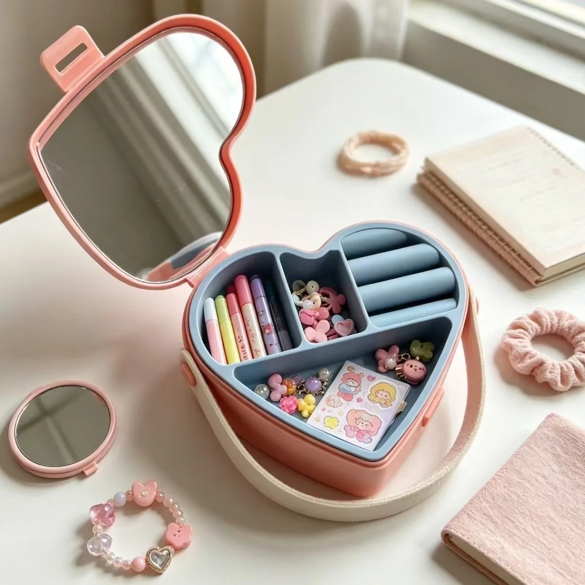Caja para guardar joyas con forma de corazón y espejo, con un adorable diseño de oso y múltiples compartimentos para guardar pequeños objetos y accesorios.
