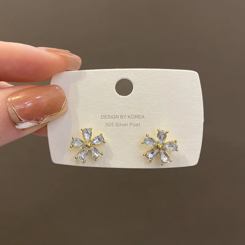 جديد زهرة صغيرة كريستال الزركون وأقراط للنساء هندسية الذهب اللون المعادن الأذن العظام Brincos مجوهرات الزفاف فتاة هدية