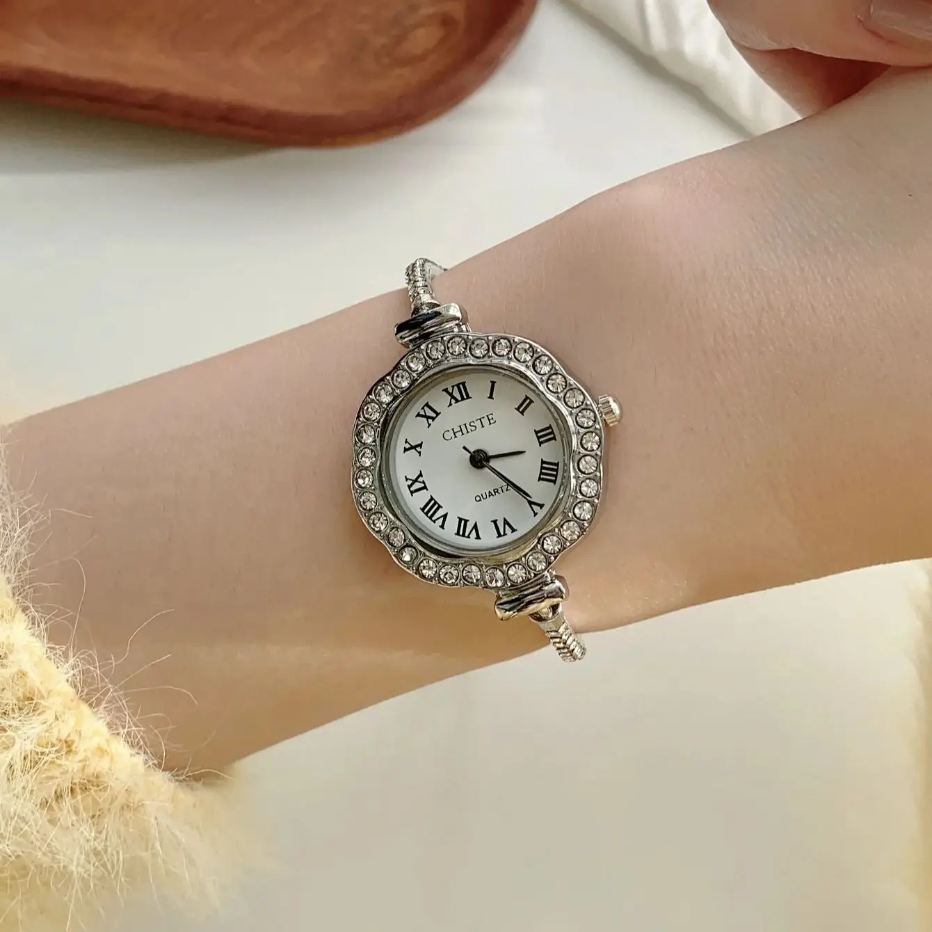 Cute Women's Bracelet Watch Quartz Watch Luxury Fashion Small Dial Popular Elegant Women Watch