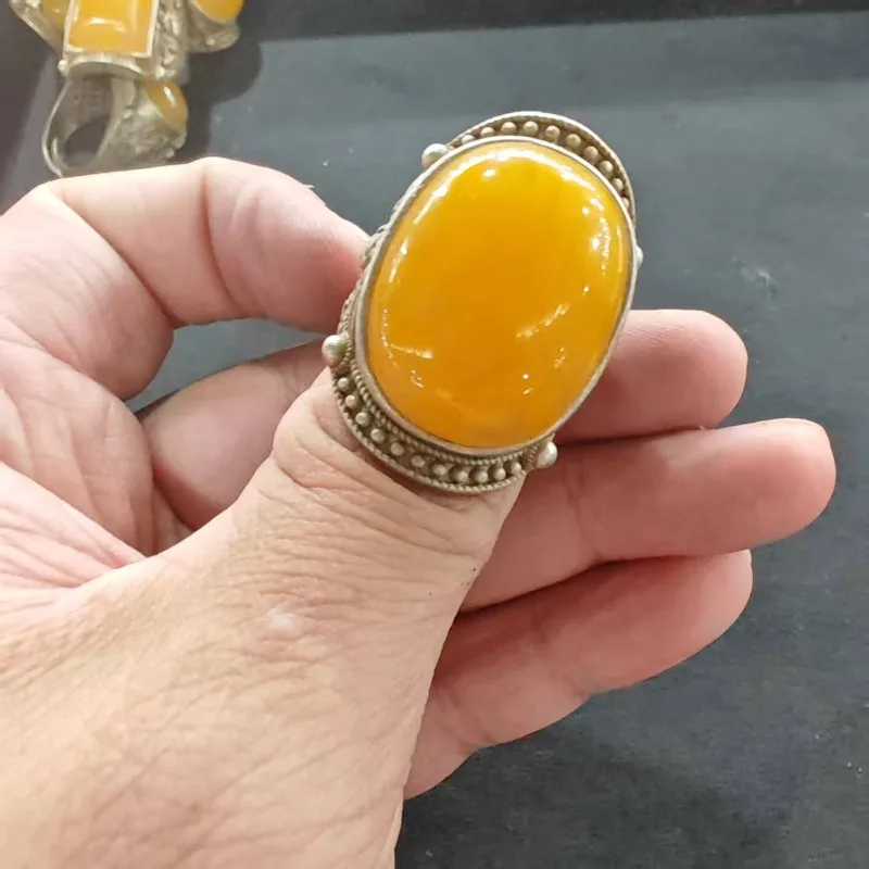 Unisex Vintage Ovaler Gelber Cabochon-Ring mit Antiker Metallperlenfassung, Verziert mit Geschnitzten Seiten, Boho Tribal Statement Fingerschmuck – Detail 6