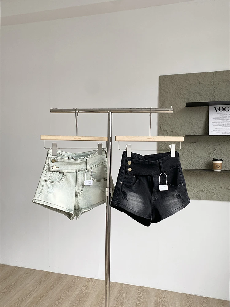2025 summer new fashion splicing design sense niche denim shorts women versatile slimming trend high waist hot pants