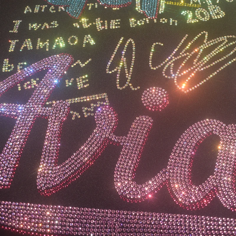 يتم استيراد أنماط الحروف الإبداعية الماسية المنقوشة عالية الجودة على القمصان والجينز والغطاءات وإكسسوارات الملابس