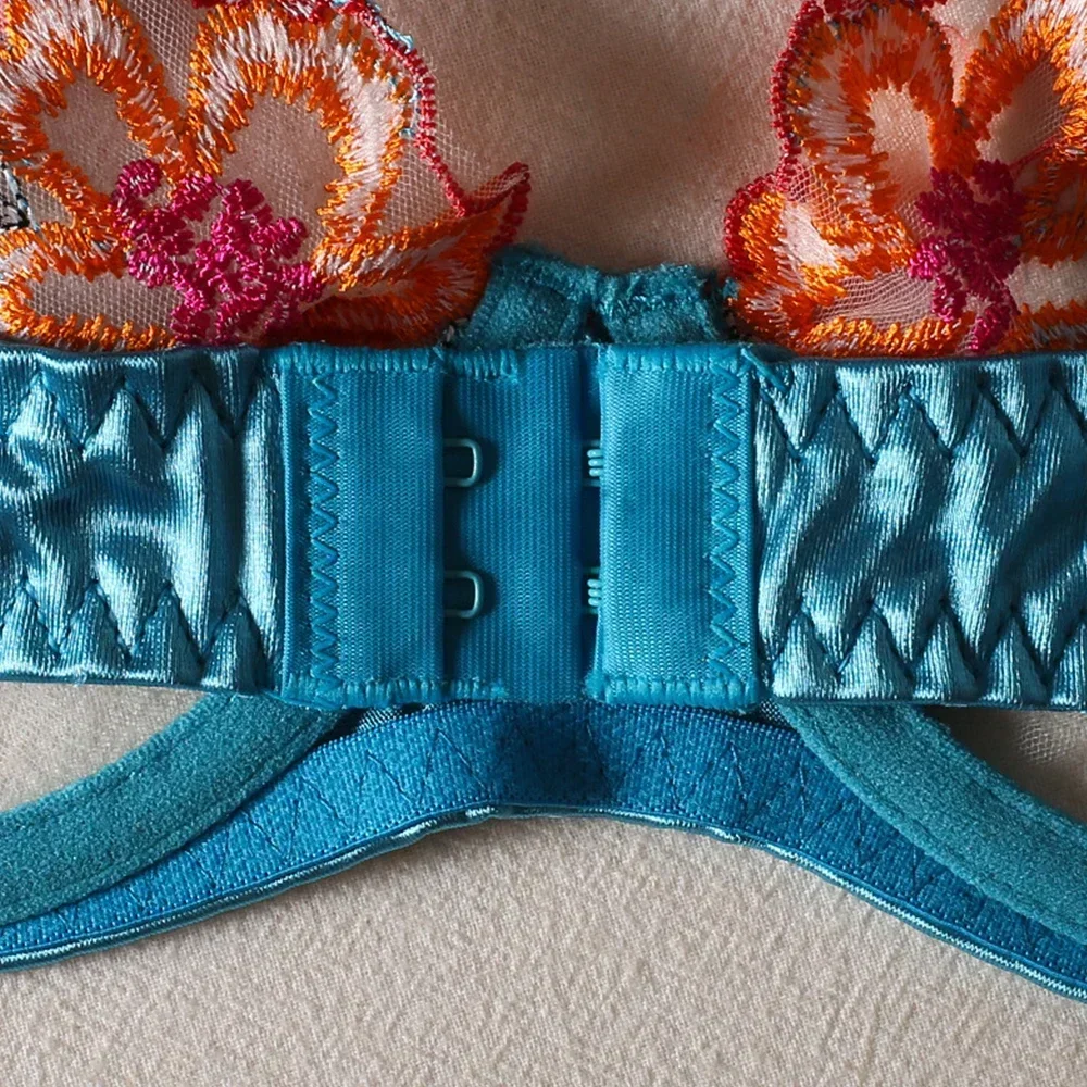 Set Lingerie Seksi Elegan Bra Bordir Bunga Tipis Wanita Thong Satin 3 Potong Pakaian Dalam Transparan Kit Renda Garter Harness