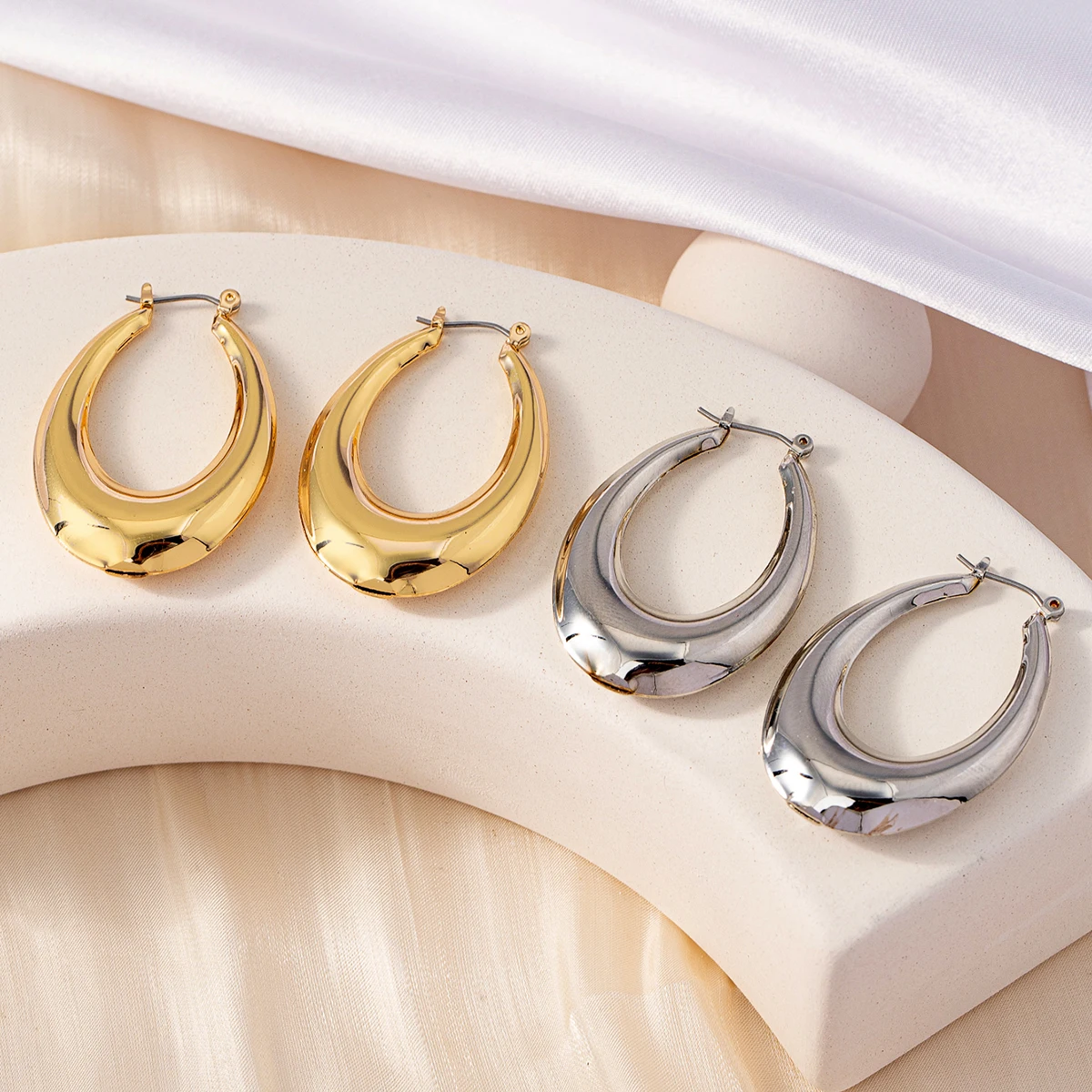 Women's Hoop Earrings with a Smooth Surface and Welded Design, Simple Hoop Earrings Suitable for Daily Wear and Parties