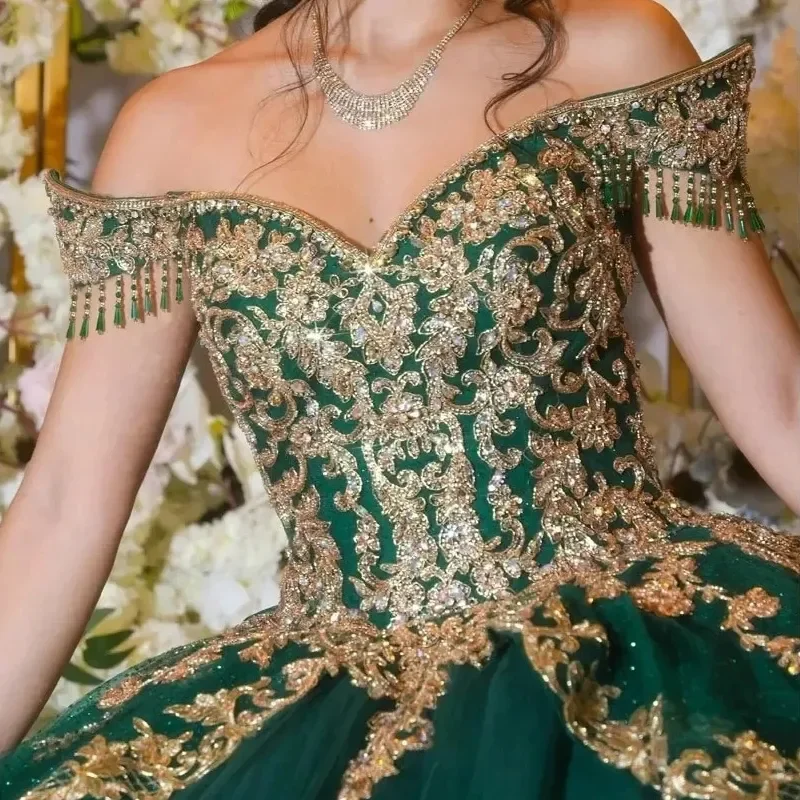 Vestido De quinceañera verde esmeralda con borlas, hombros descubiertos, apliques dorados, corsé con cordones, 15 años