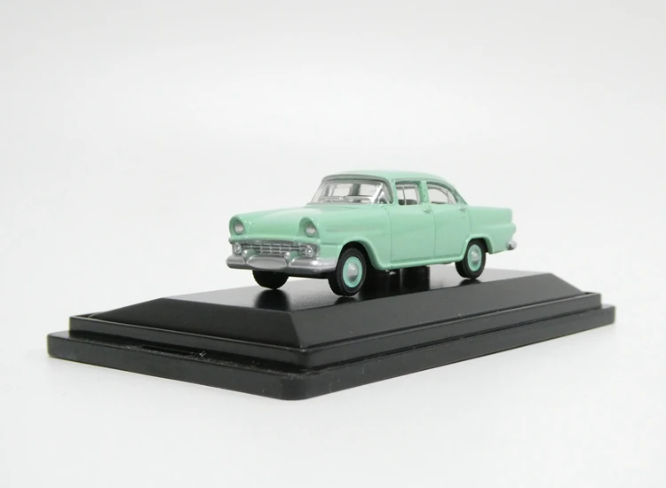 1/87 HO Scale Alloy Car Model 1960 FB Sedan Vintage Car Model Train Scene Miniature Collection Sand Table Landscape  Adult Gift