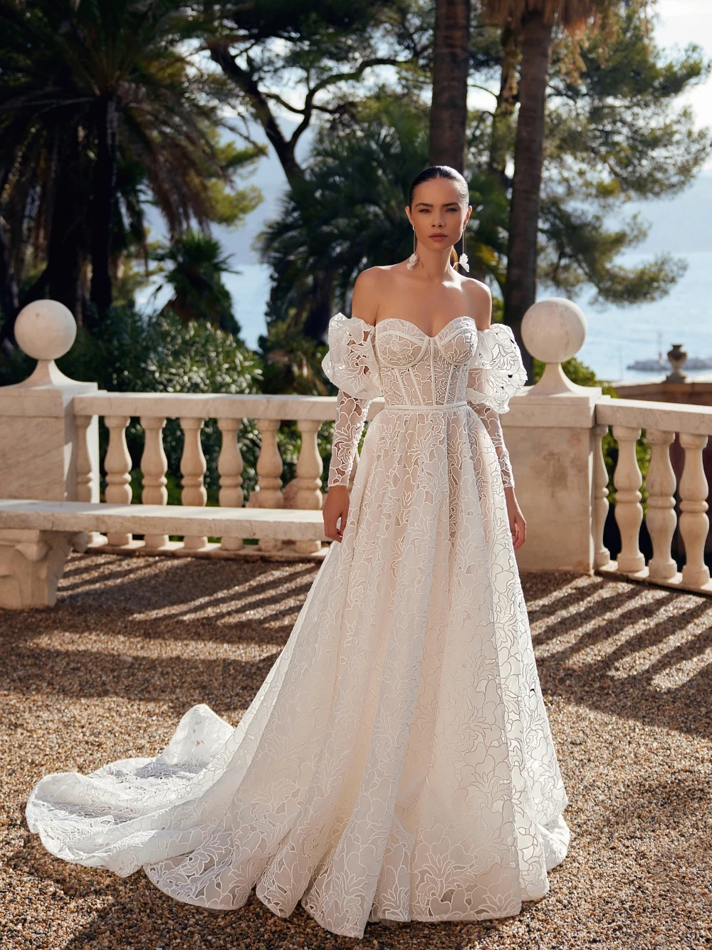 Romantic A Line Customized Wedding Dress Floral Appliques Puff Sleeves Bridal Gown Elegant Charming Fitted Waist Bride Wear