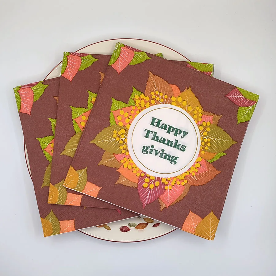مناديل مطبوعة لعيد الشكر - تصميم شكرًا سعيدًا مع أوراق القيقب الخريفية والتوت لمستلزمات ديكور طاولة العطلات