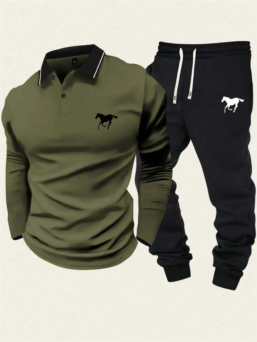 

Мужской комплект из 2 предметов: оливковое поло с длинным рукавом и силуэтом лошади, а также черные джоггеры.