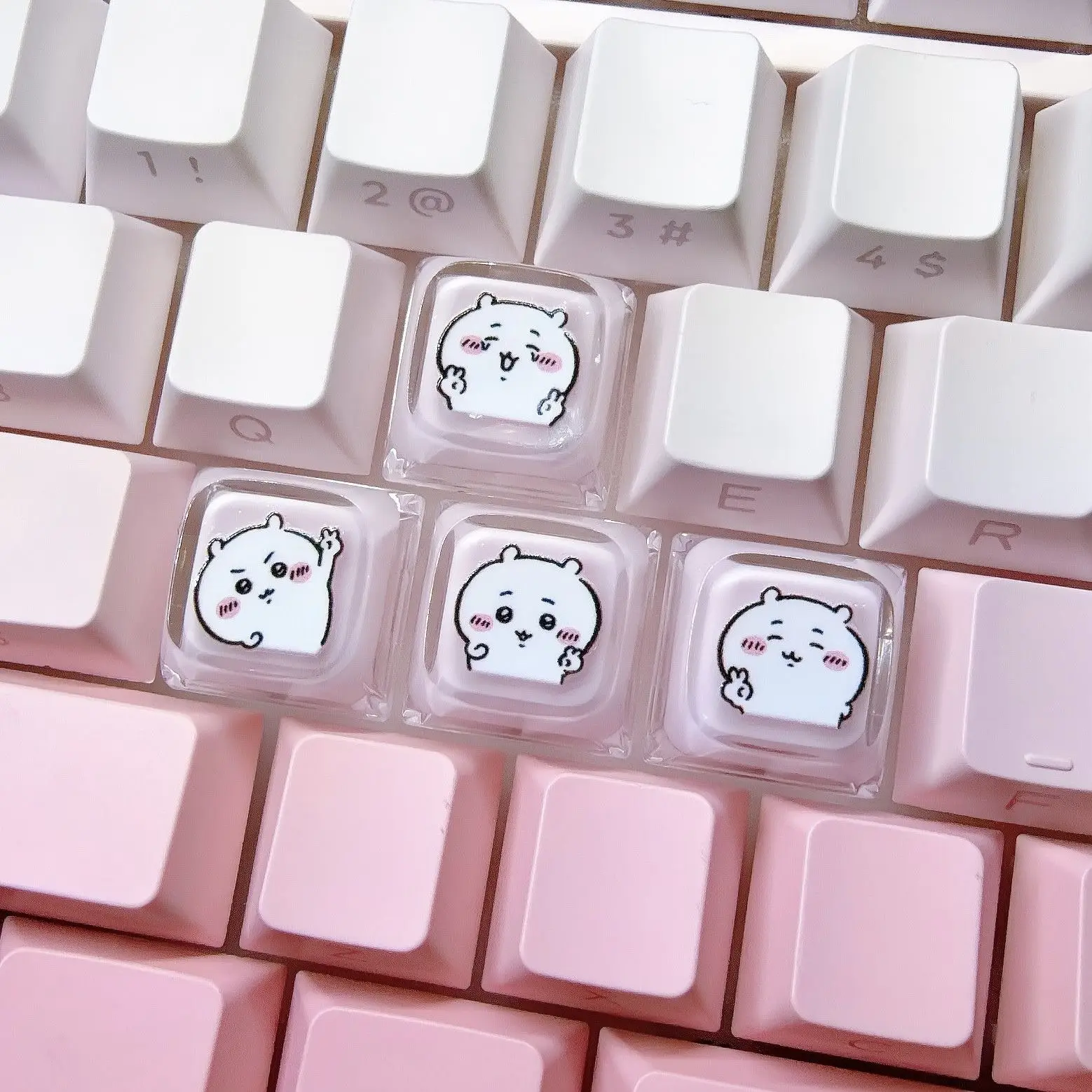 

Anime Chiikawa Machinery Keyboard Personality Cute Keycaps Transparent Hachiware Translucent Usagi Momonga Lovely Kawaii Cartoon