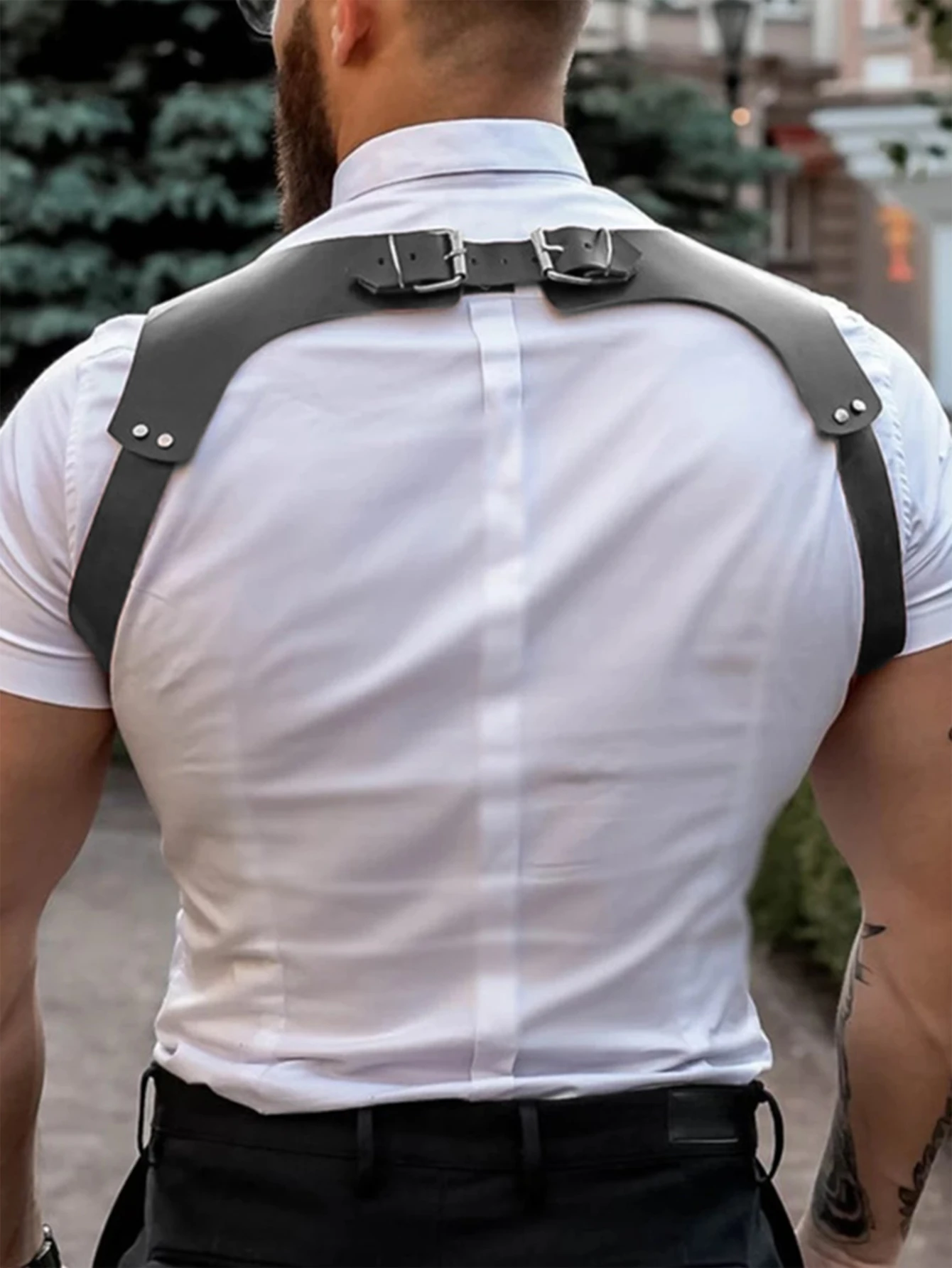 Rompi Kulit Gaya Gothic Punk dengan Hiasan Stud, Tali Selempang, dan Aksesoris Pakaian