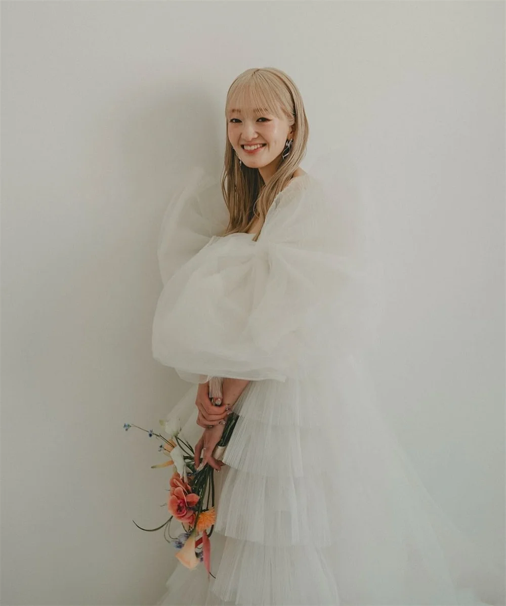 Vestido de novia blanco personalizado con hombros descubiertos de Tokio, vestidos de novia con volantes en cascada de manga corta, vestidos de boda elegantes con tren de corte