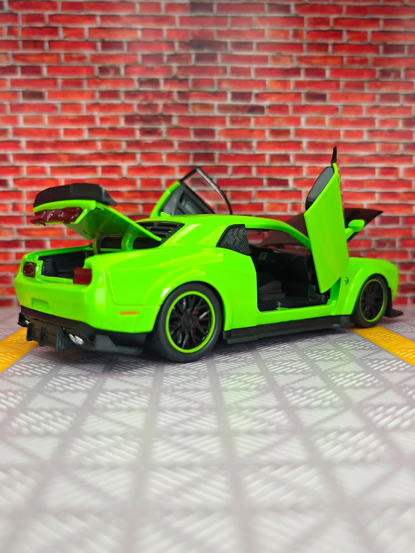 1:32 Dodge Hellcat SRT Alloy Car Model doors and engine hood, trunk can be opened can be given as a birthday gift to friends