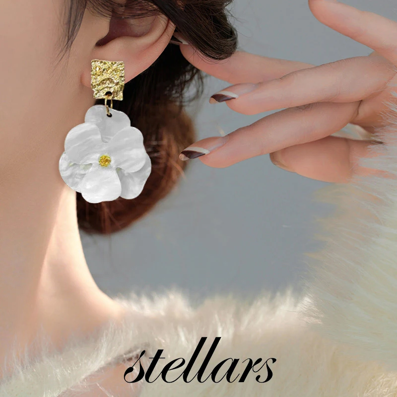 

Vintage Acrylic White Flower Stud Earrings Elegant Luxurious Women's Jewelry Personality Fashion Accessory