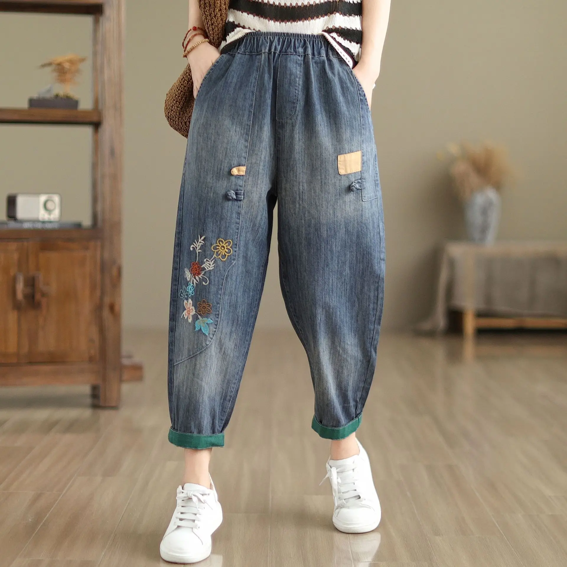 

Aricaca New High Quality Women M-XL Retro Patch Embroidered Jeans Casual Denim Pants