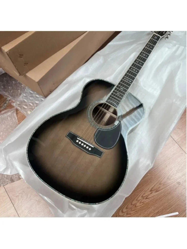 Deutsches Lager Graue OM-Serie Akustikgitarre mit Ebenholz-Griffbrett, Fichtenholz-Decke, Halbgeschlossenen Knöpfen und 20 Bünden