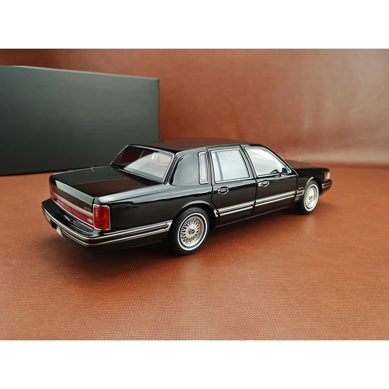 XiaoGuang Diecast Alloy 1:18 Scale Lincoln Town Limousine Cars Model Adult Toys Classics Souvenir Collection Gift Static Display