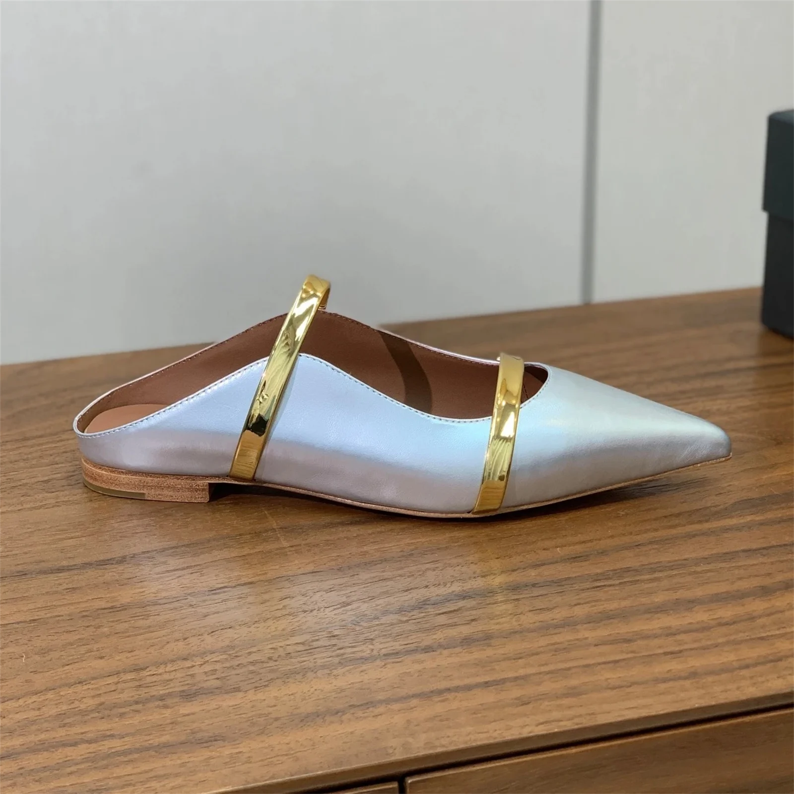 Top Qualität Designer Echtes Leder Spitz-Toe Flache Ferse Frau Hausschuhe Maultiere Rutschen Schnalle-Riemen Outdoor Hausschuhe Boote mujer