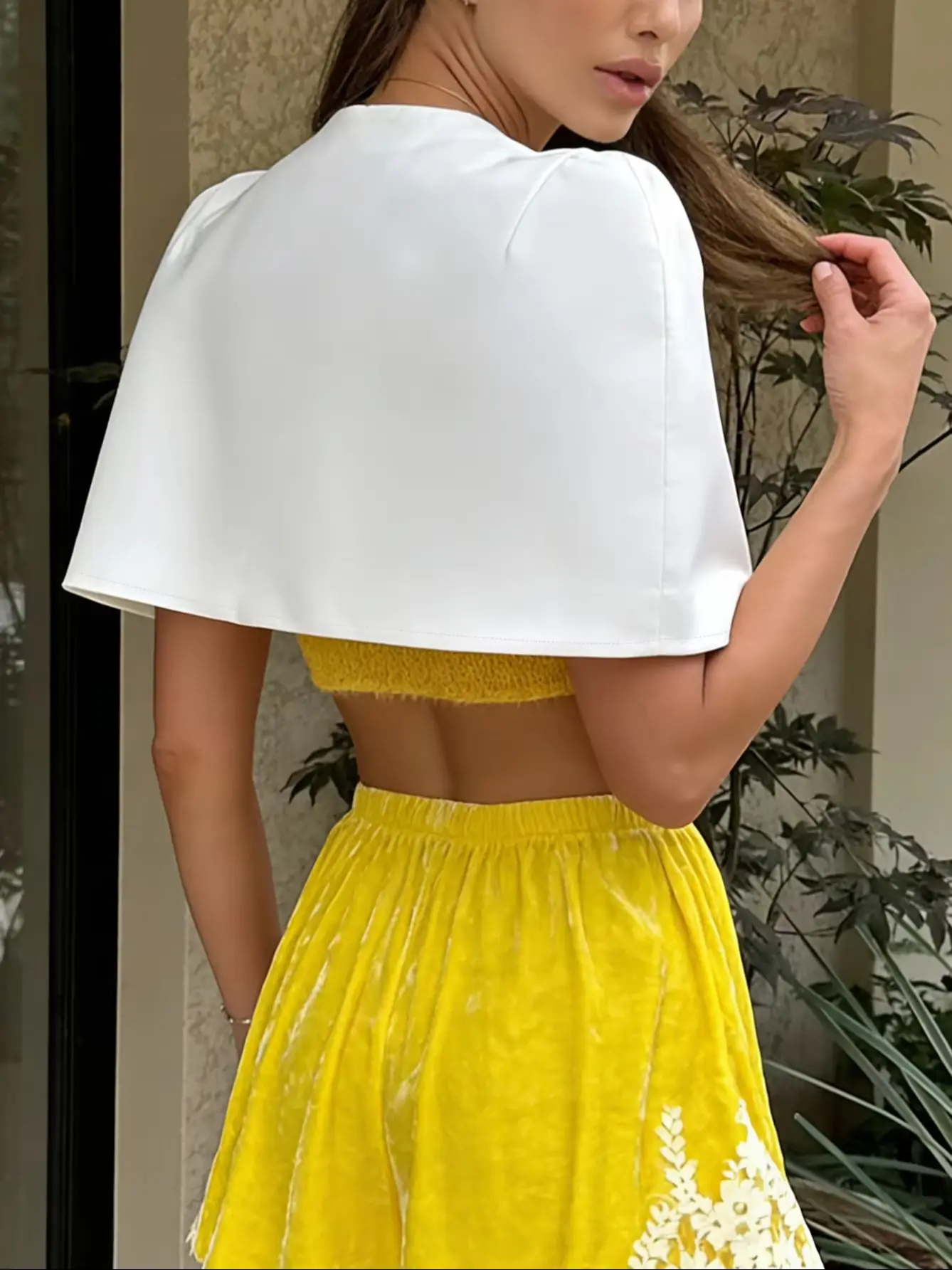 High-End Elegant Ladylike Style Slimming Solid Color Round Neck Single-Button Cape Short Coat for Women. Solid Color Short Outerwear Cardigan with a Stylish and Elegant Design for Commuting