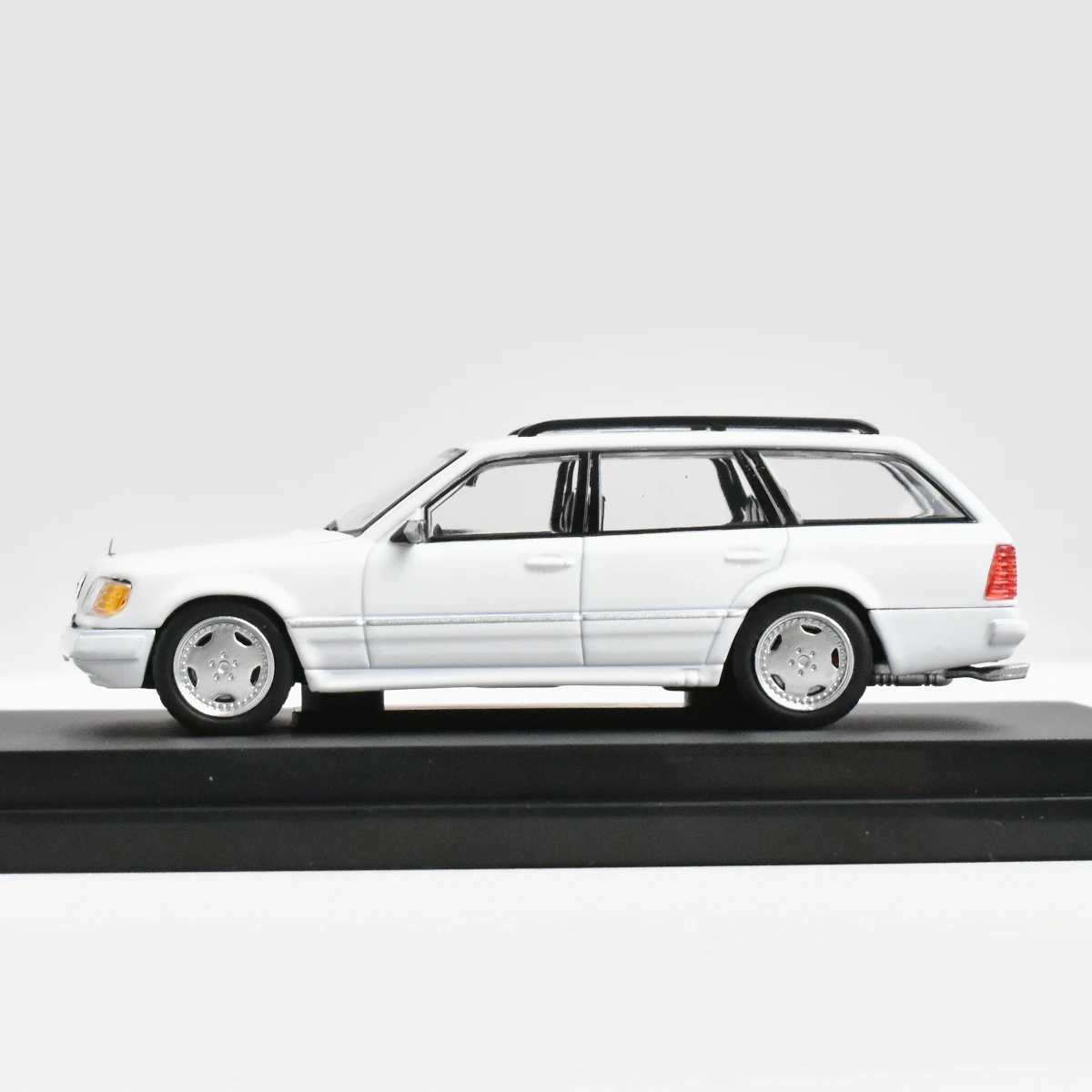 

Литая под давлением модель автомобиля Mortal 1:64 S124 E300