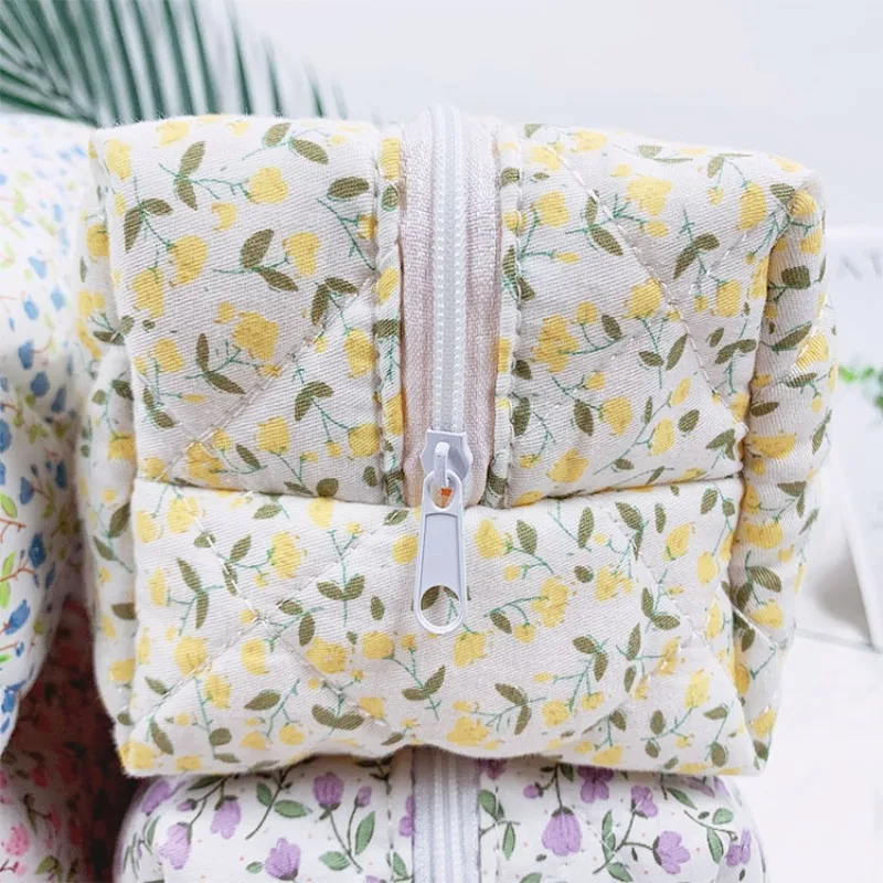 حقيبة مكياج مبطنة بالزهور منتفخة، منظم مستحضرات التجميل ذو سعة كبيرة مع حقيبة تخزين للسفر بسحاب للنساء والفتيات