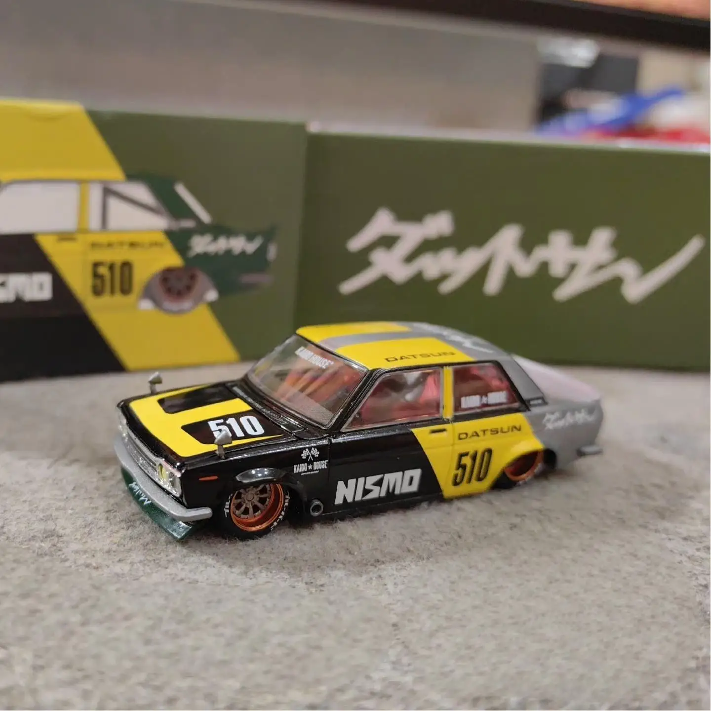 TSM KAIDO HOUSE MINIGT 1/64 KHMG131 Datsun Street 510 Racing V2 Vernis Chase Groen Geel gegoten legering automodel