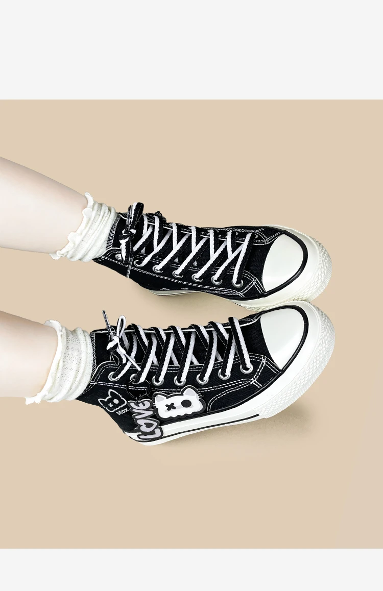 Amy und Michael Damen-Sneaker mit niedlichem Cartoon-Katzen-Charm, hohe Canvas-Schuhe, schwarze Schnür-Sneaker, Y2K Kawaii Mädchen-Freizeitschuhe – Detail 7