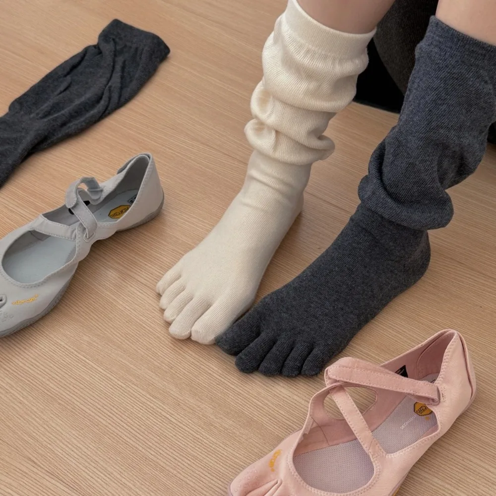 

Зимние японские однотонные носки с пятью пальцами, простые милые хлопковые носки до середины икры в стиле Ins, теплые домашние носки до колена с раздельным носком