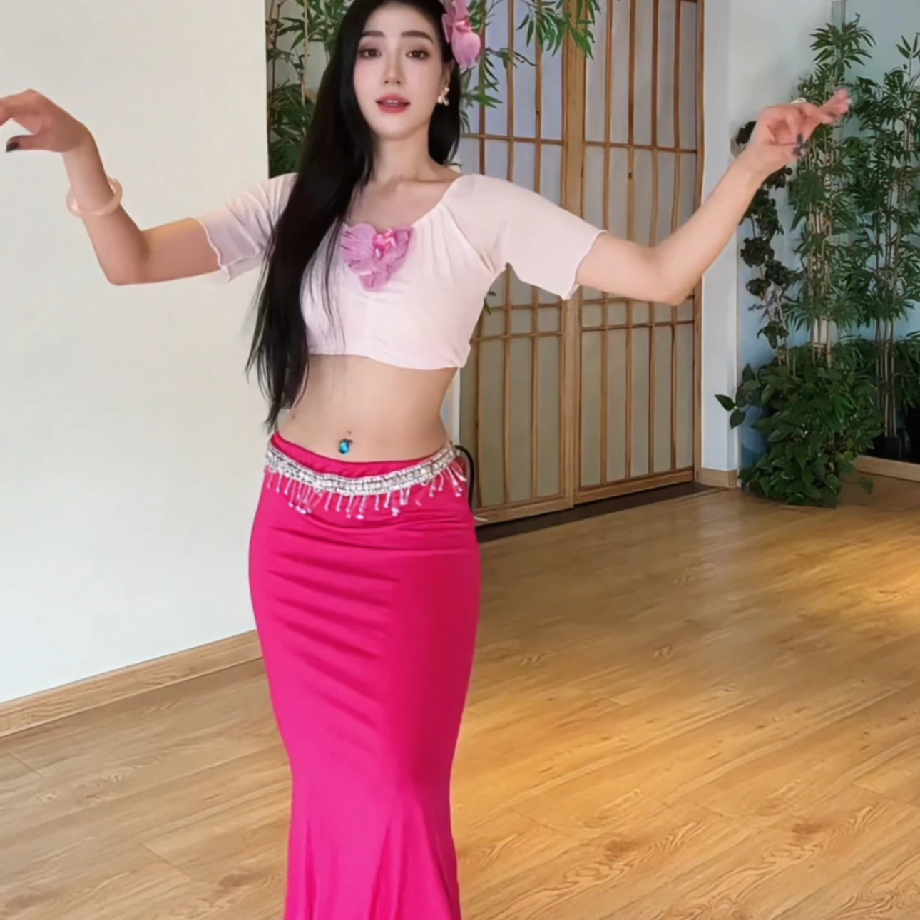 conjunto-feminino-de-danca-do-ventre-rosa-sexy-com-saia-cauda-de-peixe-traje-de-pratica-com-efeito-emagrecedor-em-seda-leiteira