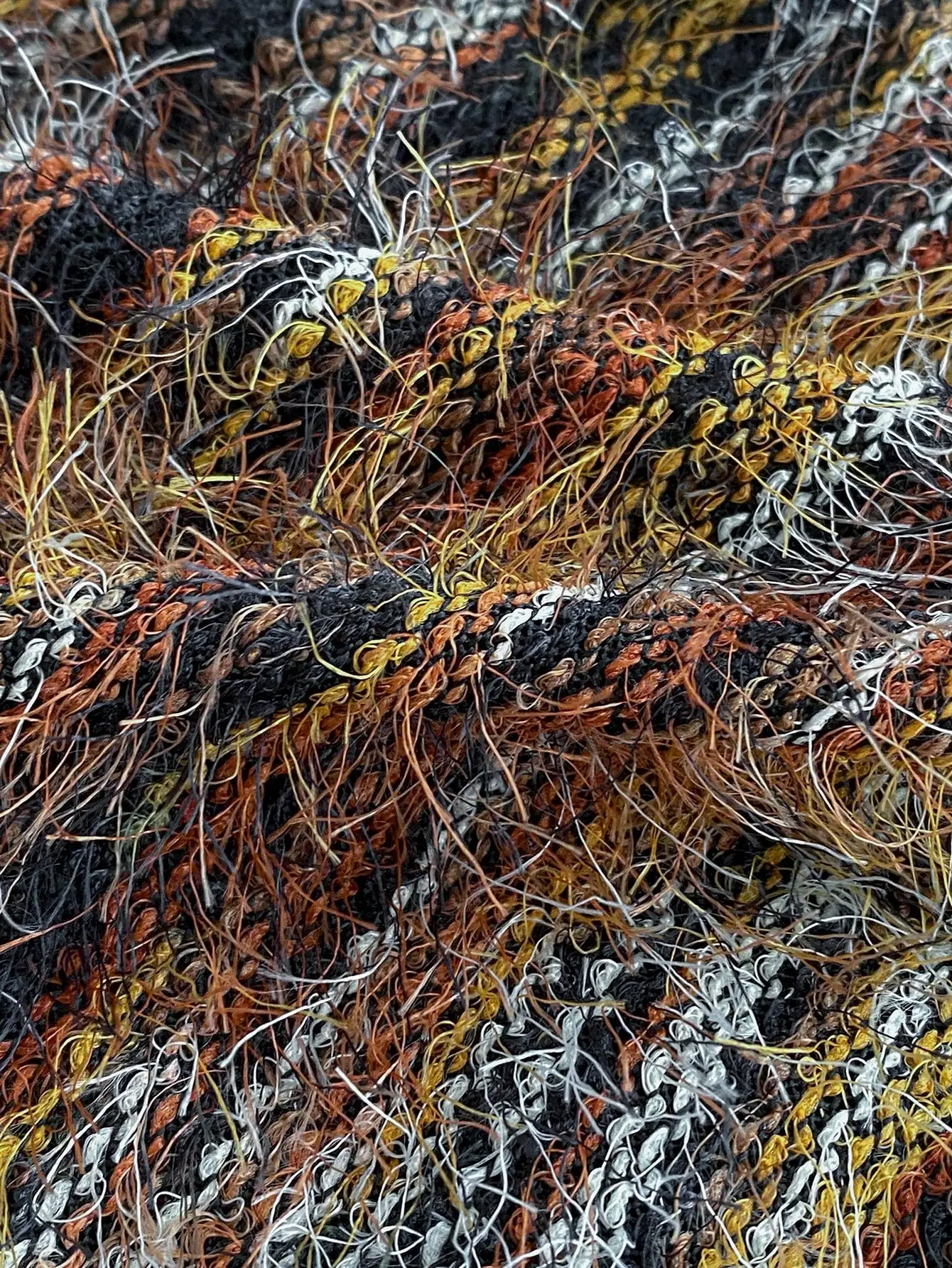 Conjunto de 2 peças de ombro assimétrico de malha marrom Boho com shorts felpudos e detalhes florais para praia, festival, convidados de casamento