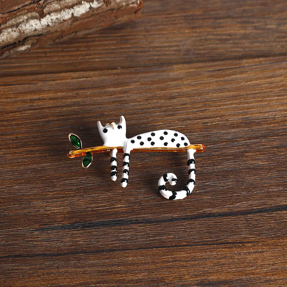 創造的な怠惰なドットキャットブローチピン、枝に横になる、カワイイレッドラブハートパターン、バッジコサージュ、ラペルピンアクセサリー、ギフト