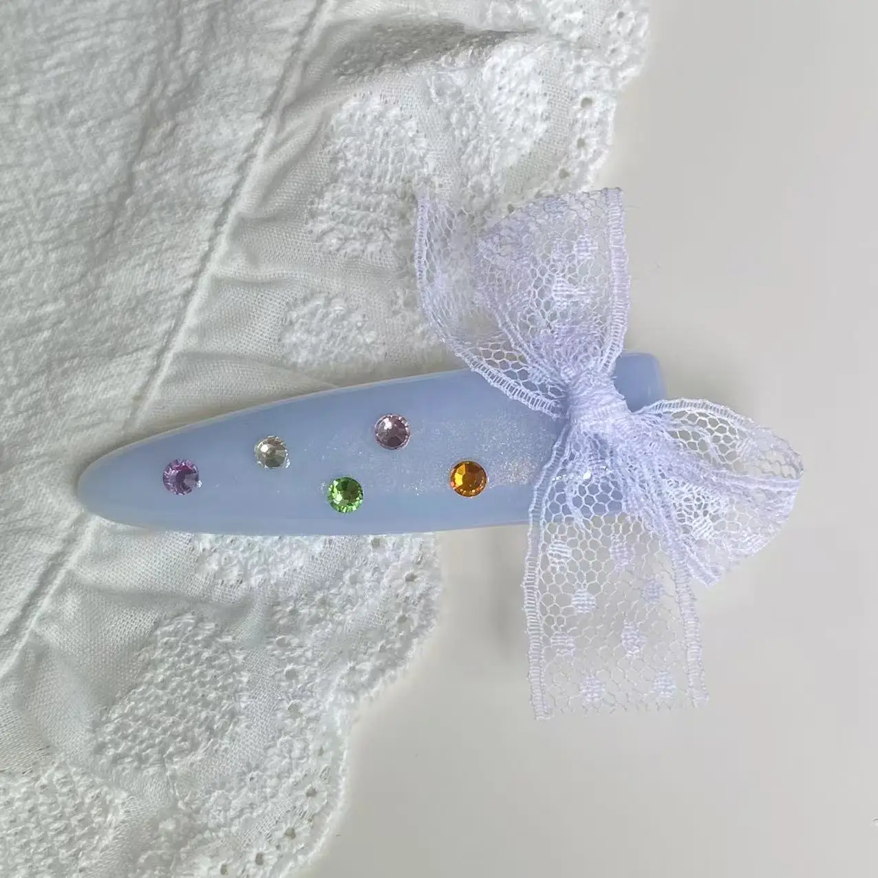 1 個のヘアクリップ、白いレースのリボンとカラフルなラインストーン付き、女の子と女性のためのかわいいヘアアクセサリー