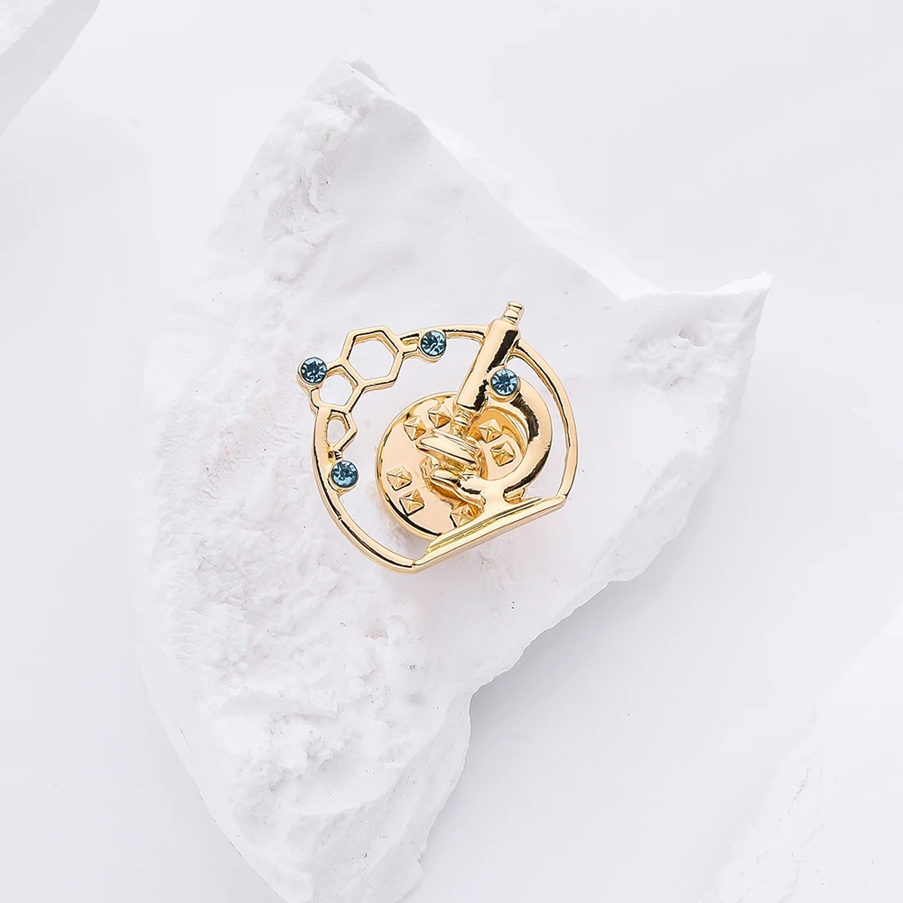 Hanreshe Inlaid Crystal Microscope Brooch Pin Science Lab Jewelry Accessories for Scientist Biologist Lapel Badge Gifts