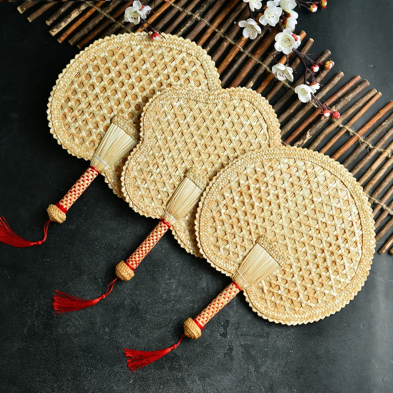 

Vintage Style Pufan Chinese Handmade Hand Shaking Cool Fan Natural Wheat Straw Craft Gift Home Decoration Party Dance Hand Fan