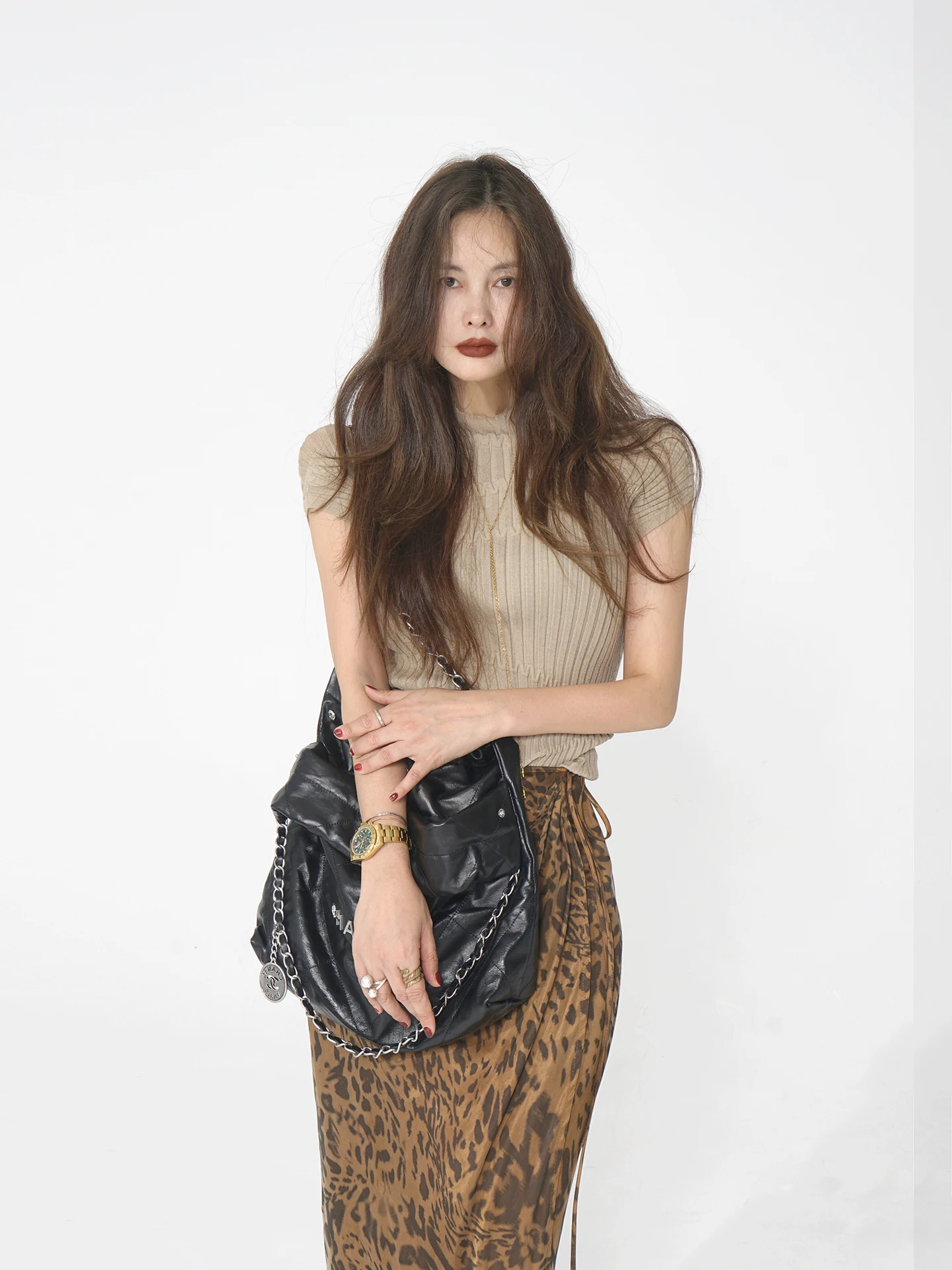 

Футболка Akimbo Slim Fit из трикотажа с коротким рукавом, со складками на плечах, с заниженной линией плеча, базовая модель для ранней осени, для расширения гардероба.