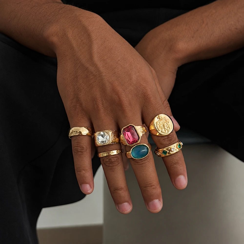 Vintage-Ring in Goldfarbe für Herren, mit rosa, rechteckigem oder blauem, oval geformtem Ringgesicht, Set mit geprägtem Wappen, signierter Schmuckstücke im verzierten, gravierten Stil. – Detail 3