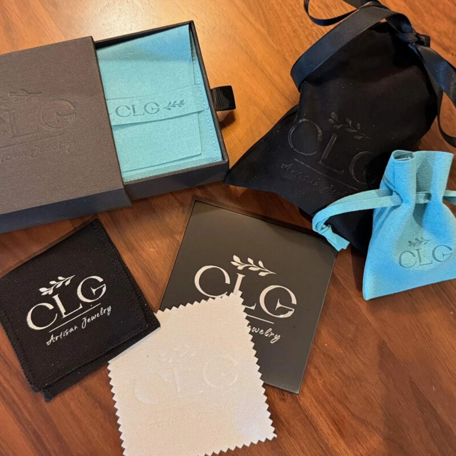 

Персонализированная фиолетовая шкатулка для драгоценностей из 20 шт. с мешочком из микрофибры: набор упаковки с логотипом