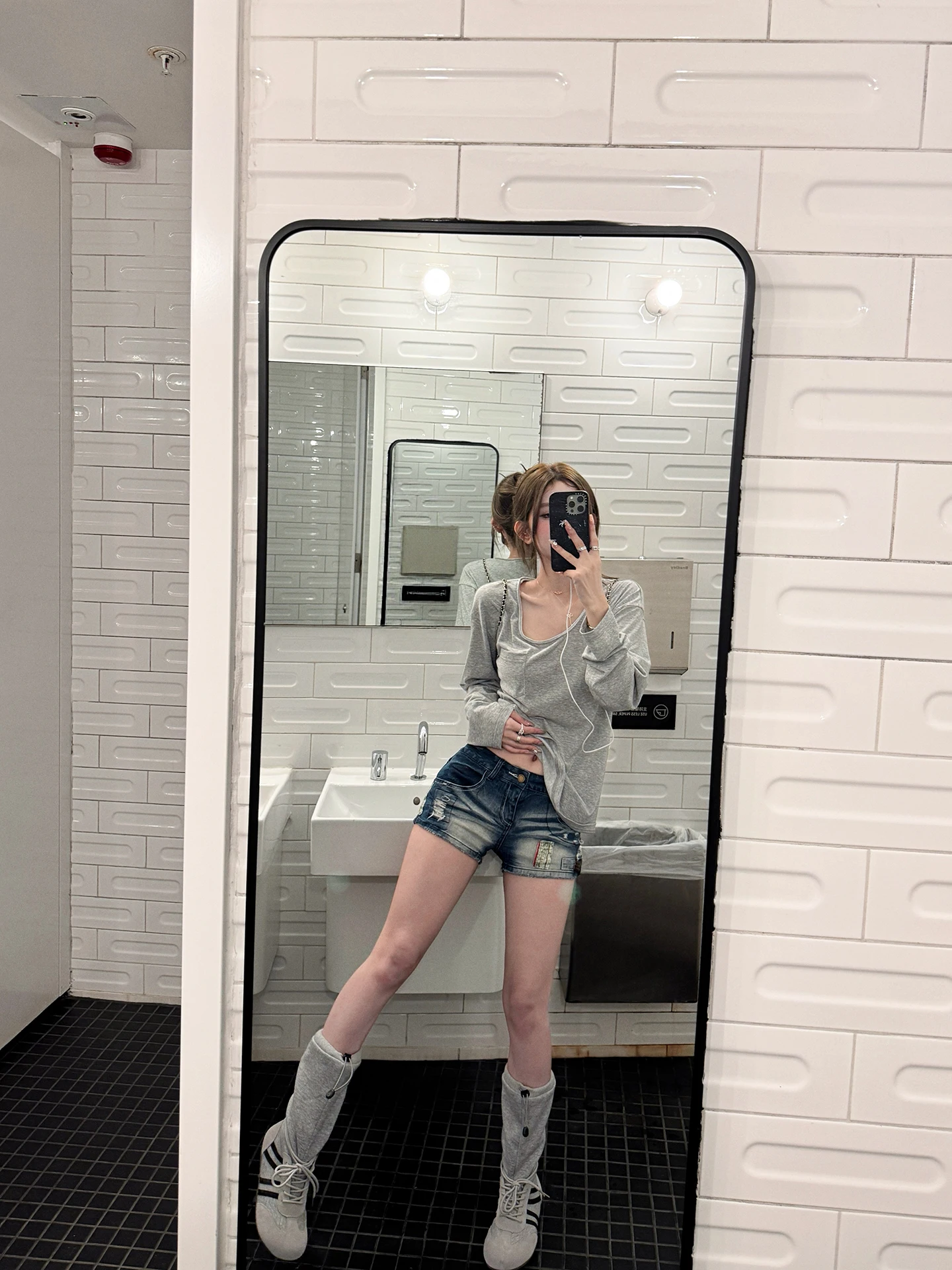 

Женские джинсовые шорты Tongiiuu в американском ретро-стиле, утягивающие, с завышенной талией, на пуговицах, для повседневной носки, весна