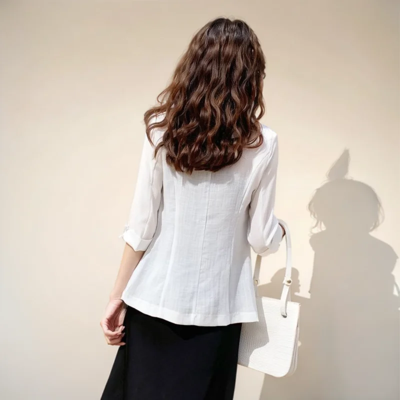 

Женский классический льняной пиджак в корейском стиле с прямым кроем, отложным воротником, отделкой из плюша, бисерной отделкой по краю, разрезом сзади и универсальным дизайном.