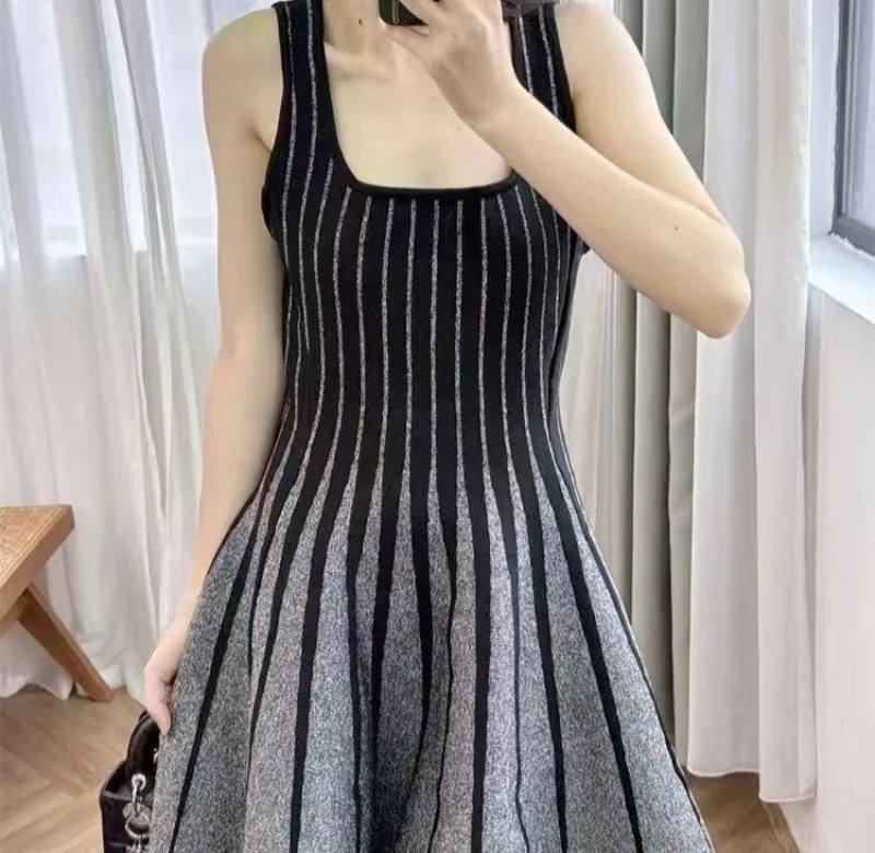 เดรสสั้นทรงเข้ารูปสีตัดกันสไตล์แฟชั่นสำหรับผู้หญิง เทรนด์สตรีทแวร์ ดีไซน์ลายทางถักนิตติ้ง ให้ลุคที่ดูมีสไตล์