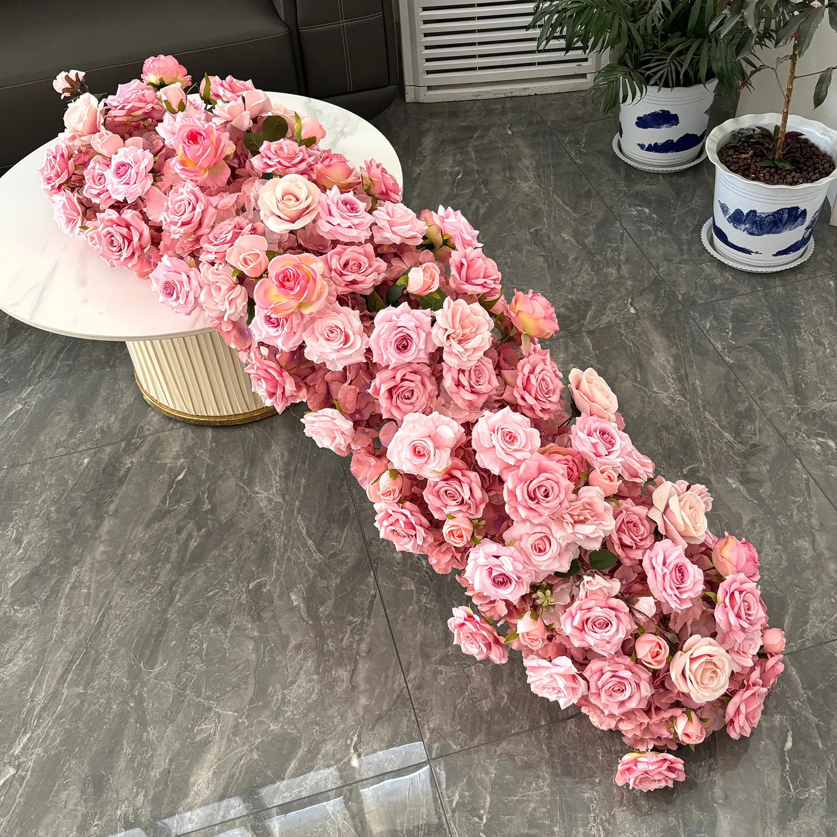 

Cross-border pink rose ball row wedding arch background decoration long row of flowers table placement table flower floor arrang