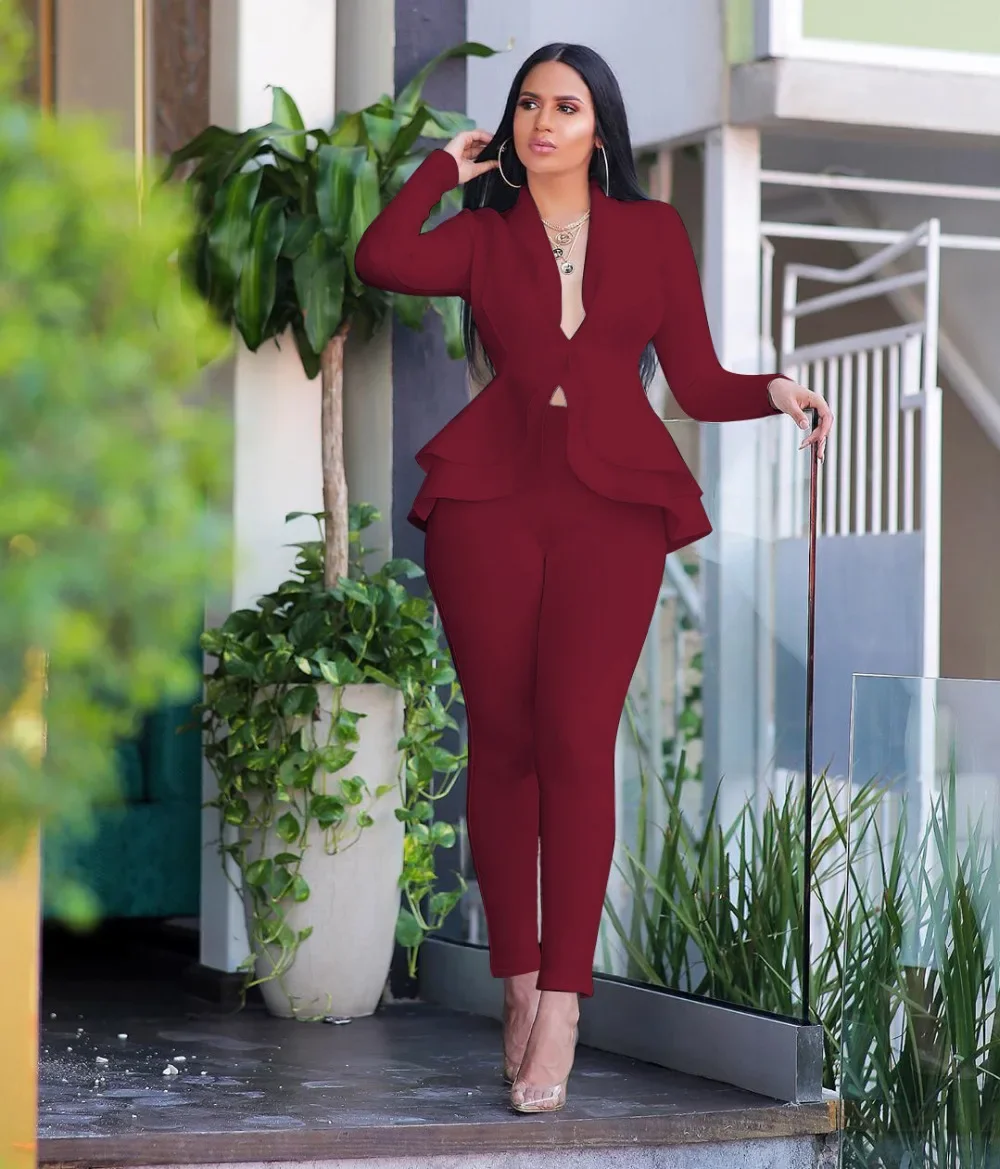 Herbstliches Damen-Outfit, bestehend aus zwei Teilen: ein einfarbiges Oberteil mit V-Ausschnitt und langen Ärmeln, ein Blazer mit Peplum-Saum und eine Bleistiftrockhose – ein elegantes, formelles Business-Outfit für den Büroalltag, erhältlich in großen Größen. – Detail 21