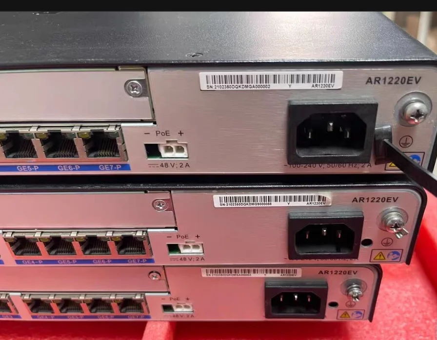 

Роутер AR1220EV, включает функции маршрутизации, переключения, безопасности и беспроводного управления (AC), «все в одном»