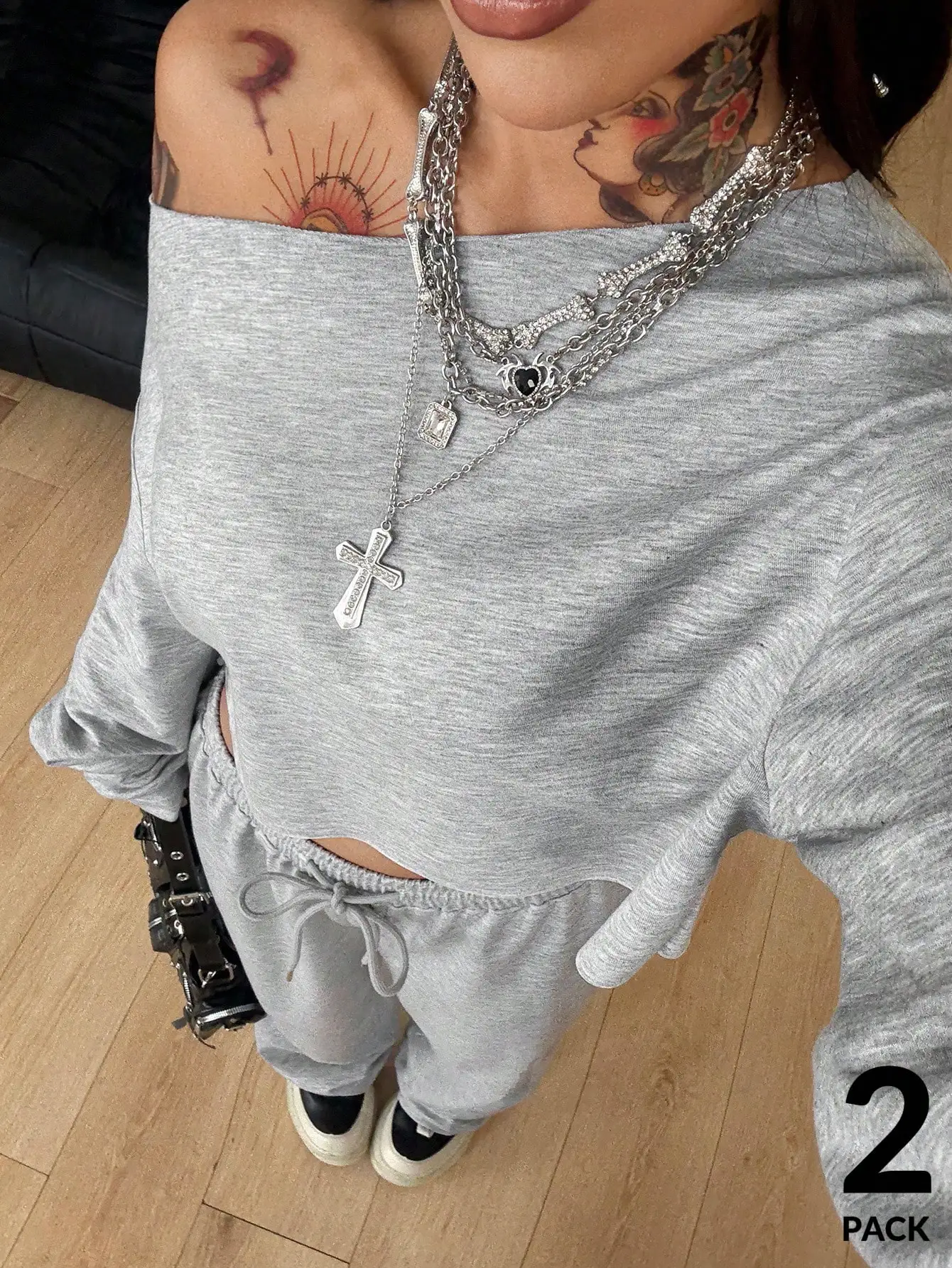 Conjunto de Top Cropped Cinza com Ombros à Mostra e Calças Largas, Moda Casual de Rua