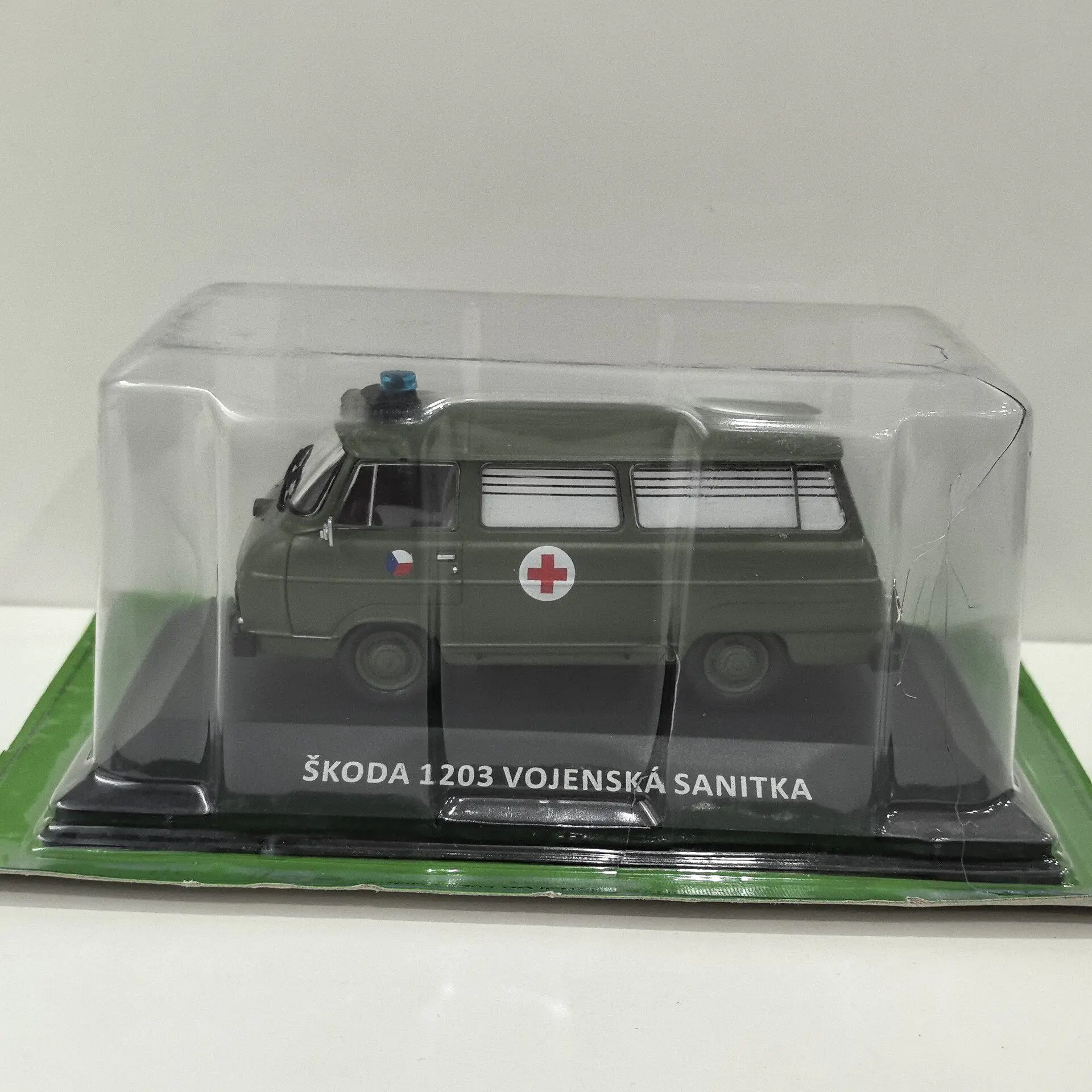 box-cracking-diecast-ixo-1-43-scale-skoda-1203-vojenska-sanitka-r3-alloy-car-model
