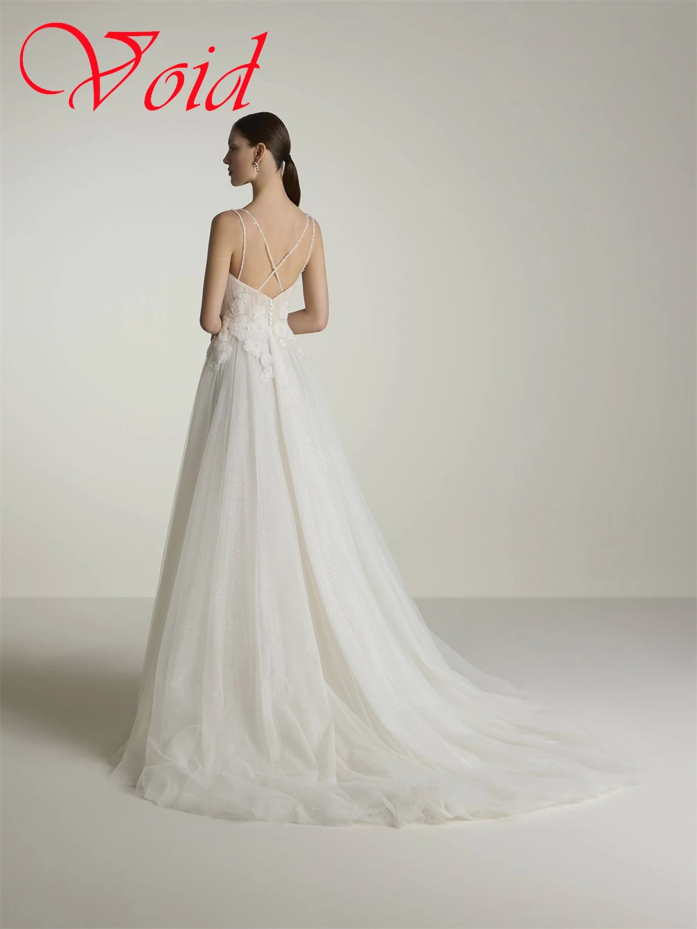 Abito da sposa elegante in organza bianca personalizzato Squisito scollo a V senza spalline Festa nuziale Bottoni da sogno Abiti da sposa posteriori