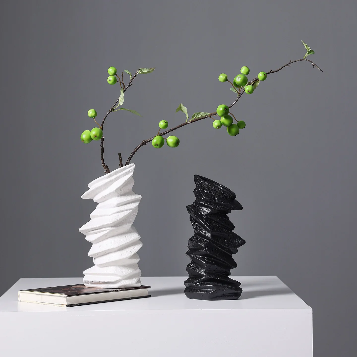 Nordic creative ceramic vase ornament, high-end retro living room entrance desktop dried flower arrangement art decoration