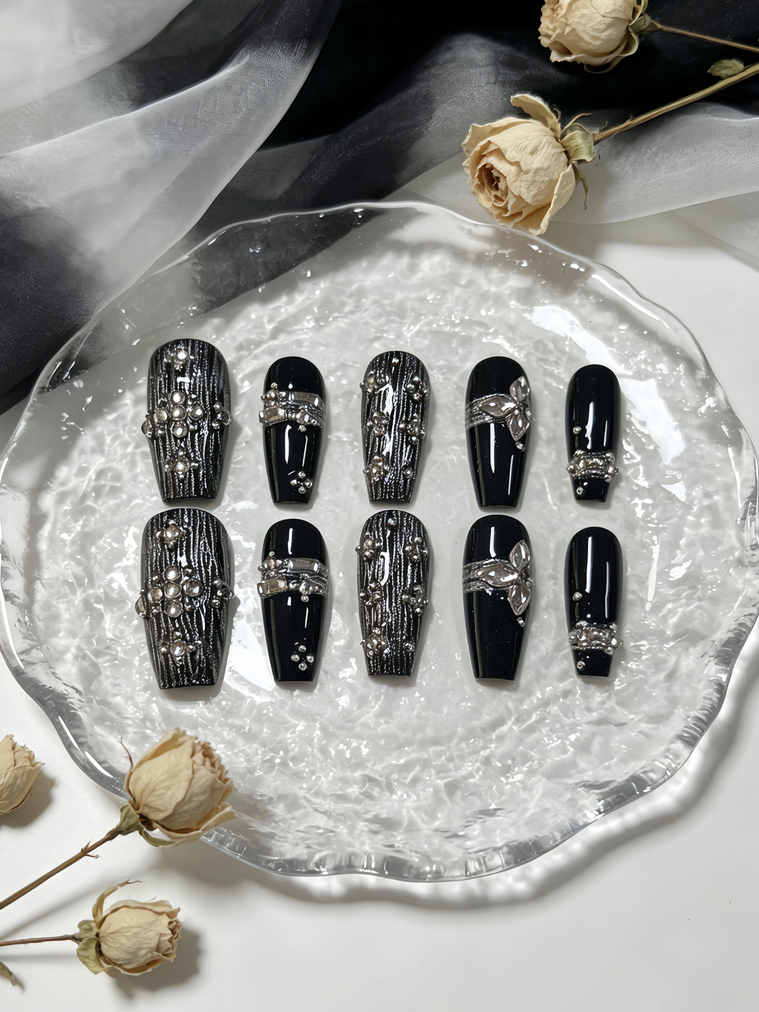 10 Medium-Length Trapezoidal Nails, Black as the Base Color, with Silver Brushed Texture Metal Beads and Round Bead Embellishments, a Y2K Gothic Style Press-On Nail Set, Dark Punk Style for Music Festivals, Christmas, Gothic Events, Parties, Bars, and Clubbing, European and American Style Press-On Fake Nails, Suitable for Daily Outings, Birthday Parties, Gothic Outfits, Mature Women, Star-Chasing, Comic Conventions, and Other Niche Design Styles, Includes a Jelly Glue and a Nail File