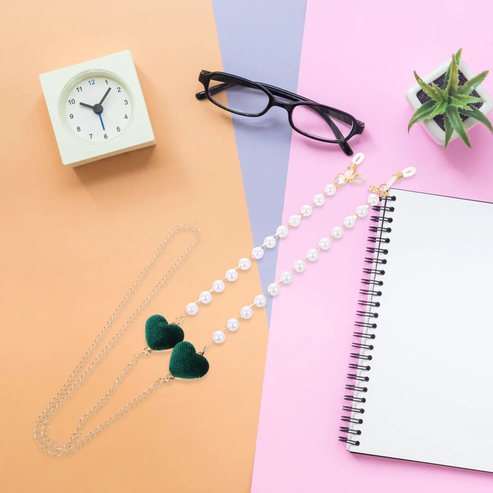 حبل نظارات لؤلؤي على شكل قلب للنساء والفتيات، سلسلة نظارات لؤلؤية مزيفة خفيفة الوزن ومضادة لفقدان الرقبة لقراءة الأقنعة